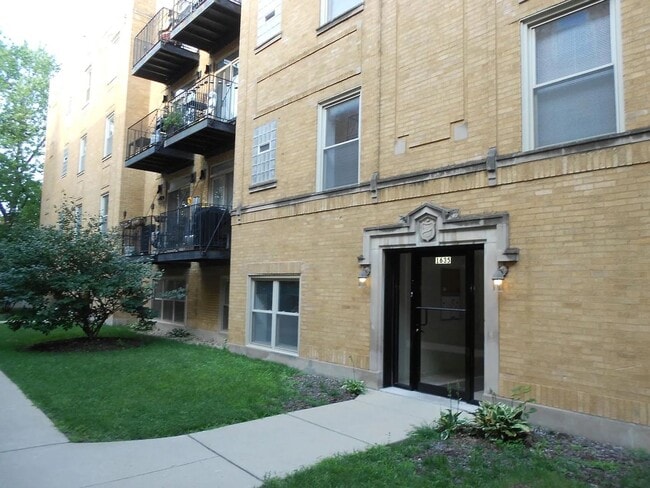 Building Photo - Spacious Apartment in Chicago (Roger's Park)