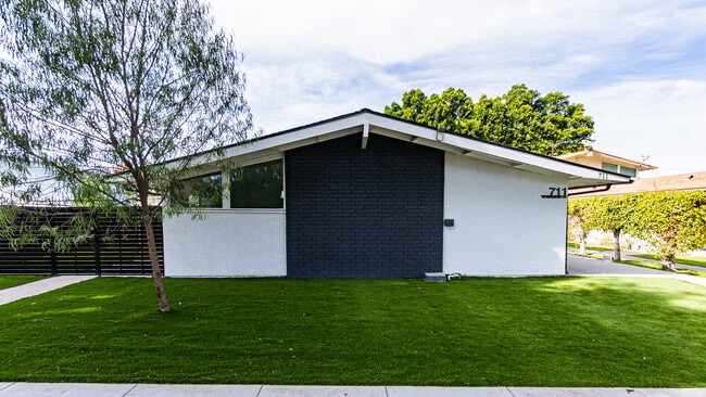 Building Photo - 711 W Provential Dr