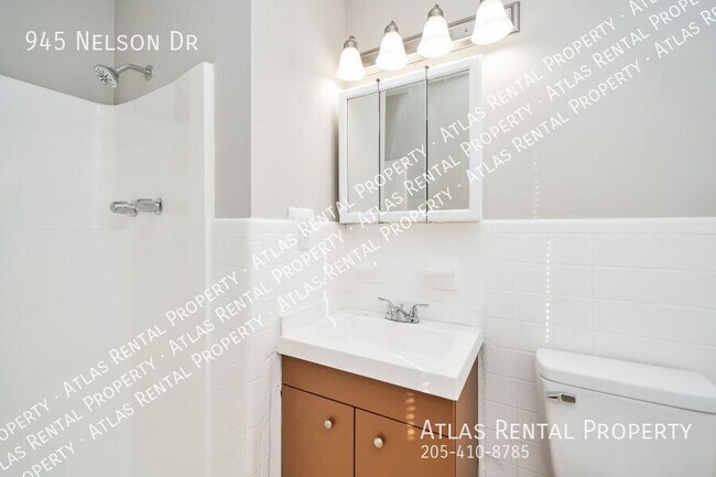 Building Photo - 945 Nelson Dr