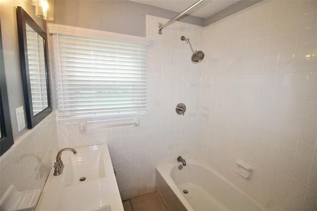 Building Photo - 1225 Lakeside Dr