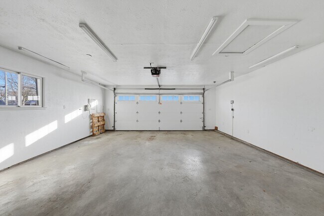 Building Photo - Large Ranch on Cul-de-sac