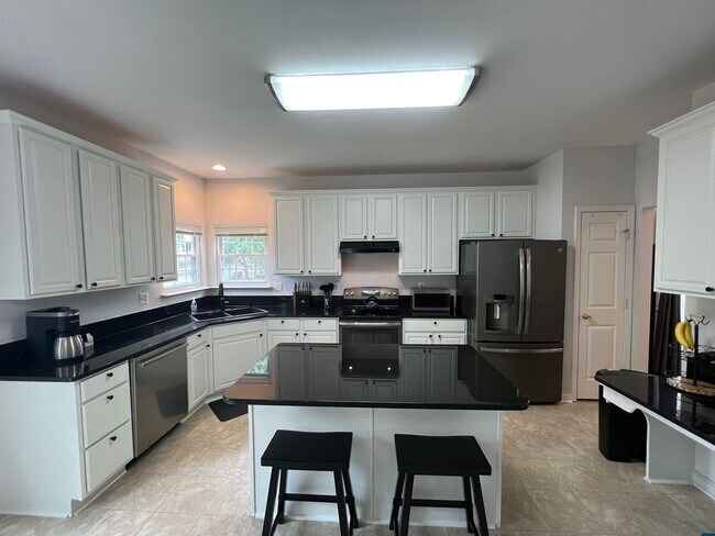 Building Photo - Impressive 4 Bedroom 3.5 Single-Family Hom...