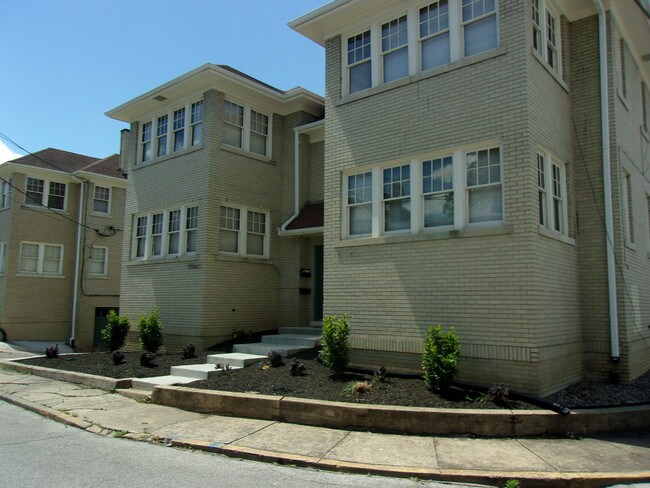 Building Photo - 309 Park Dr