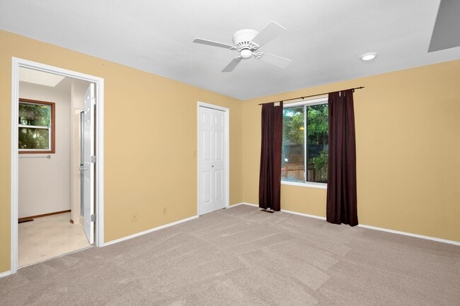 Building Photo - 4 Bedroom Traditional Sammamish Home