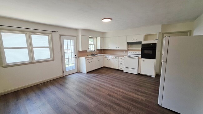 Building Photo - Remodeled Dupllex