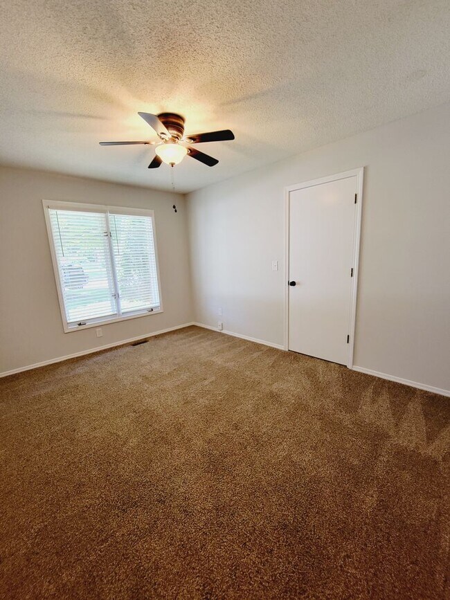 Building Photo - Primrose Market Place Area - Mission Hills Subdivision