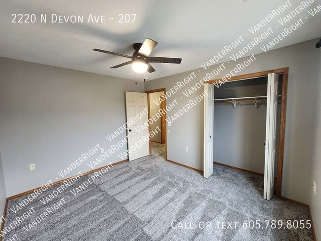 Building Photo - 2220 Devon Ave