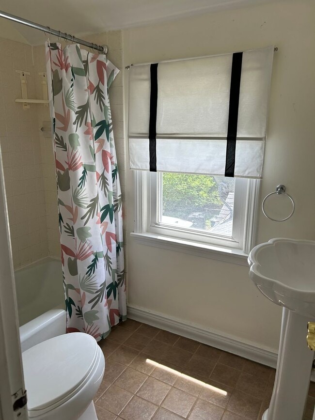 Building Photo - Spacious Colonial For Rent in Lyndhurst