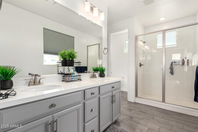 Building Photo - 10029 E Tahoe Ave