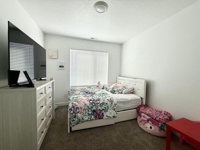 Building Photo - 38 N Northshore Dr