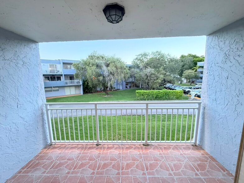 Building Photo - 9355 Fontainebleau Blvd