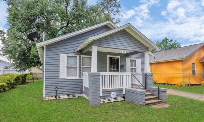 Building Photo - 806 Caplin St