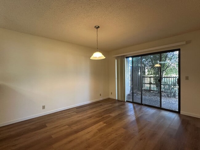 Building Photo - Bright and Spacious 2 Bedroom 2.5 Townhouse in Desirable Terrace Hills Community