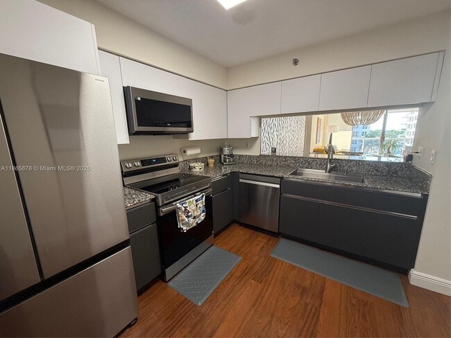 Building Photo - 5757 Collins Ave