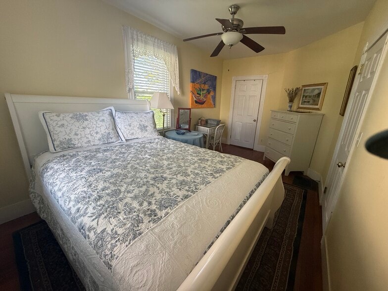 Large bedroom, queen size bed - 98 John St