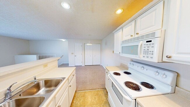 Building Photo - 5566 Garden Ridge