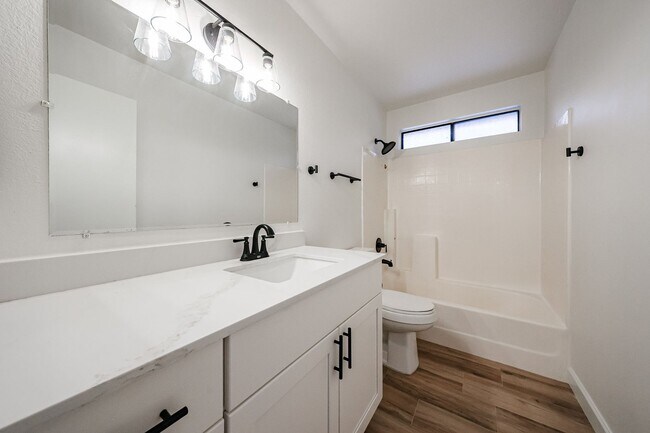 Building Photo - Beautifully renovated 3 bedroom 2 bathroom...