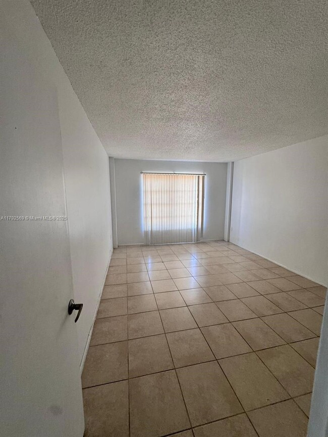 Building Photo - 4174 Inverrary Dr
