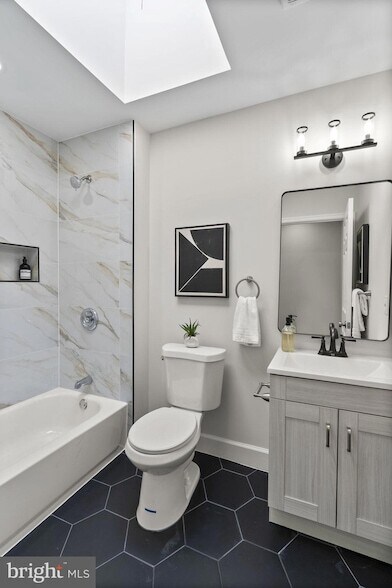 Building Photo - 518 N Lakewood Ave