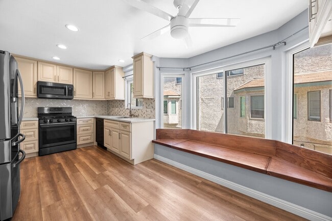 Building Photo - Bright, spacious Van Nuys 3-level townhome