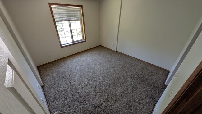 Building Photo - 4 bedroom 2.5 bath home
