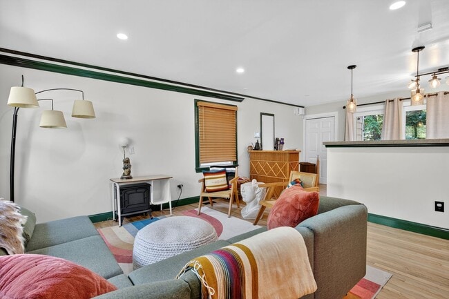Building Photo - Fully Furnished Home with an Incredible Mi...
