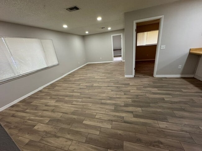 Building Photo - Spacious 3BR/2BA Duplex – Fresh Remodel, P...