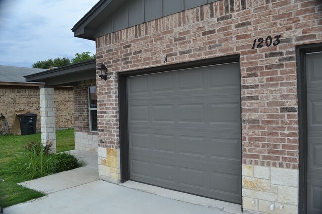 Building Photo - 1203 Wales Dr