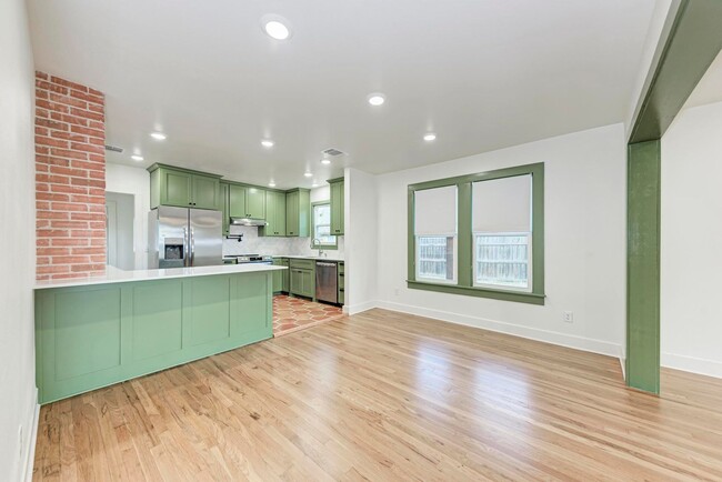 Building Photo - Stunning 3/2.5 with Office in West Lampasas