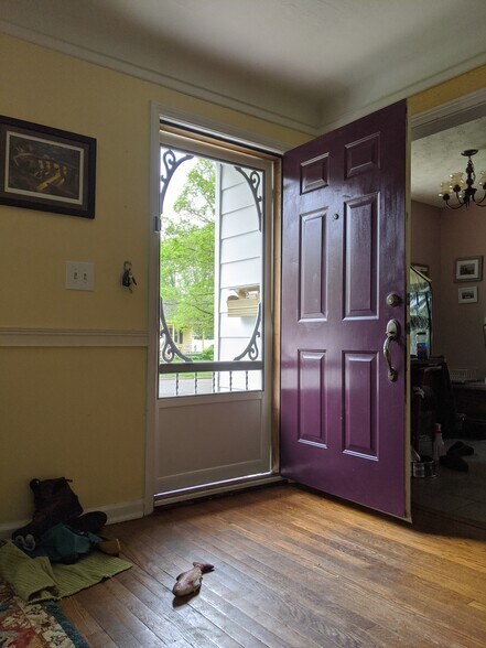 Building Photo - 821 Stanley St