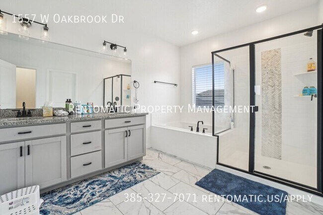Building Photo - 1557 W Oakbrook Dr