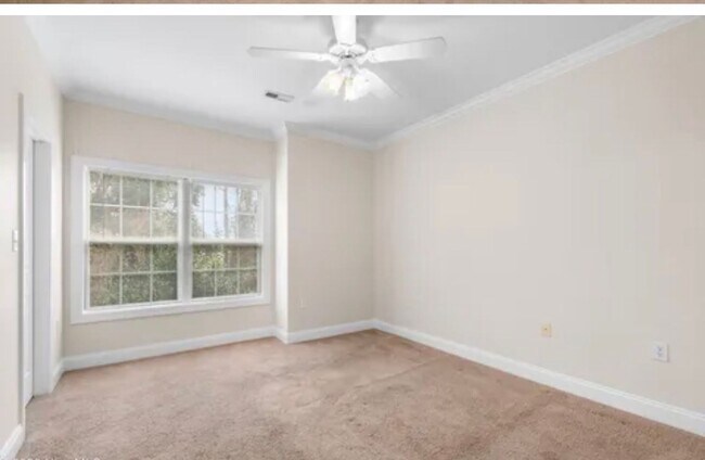 Building Photo - 2025 Silvercrest Dr