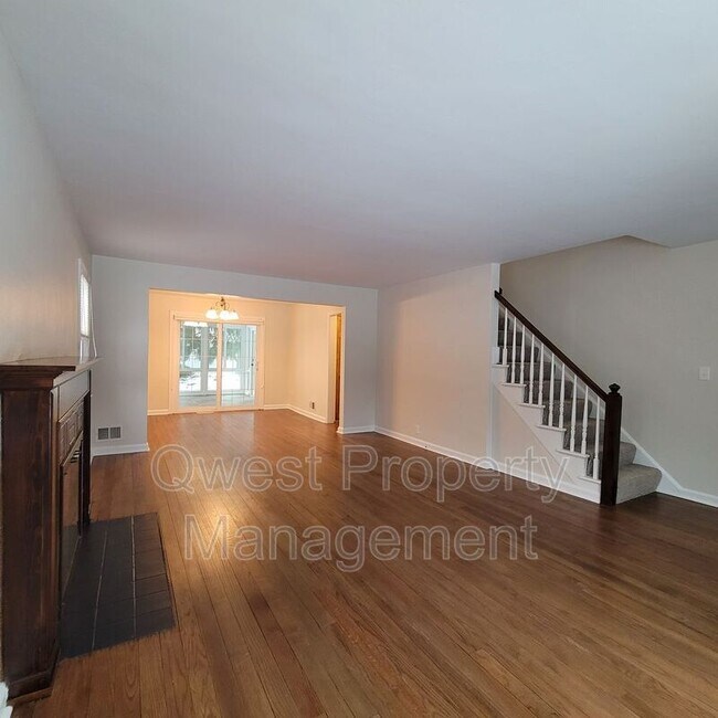 Building Photo - 2220 Monroe Ave NW