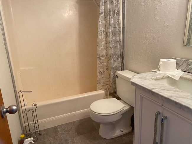 Building Photo - Breezy Fresh, Freshly Renovated 2/1 at Makaha Valley Plantation