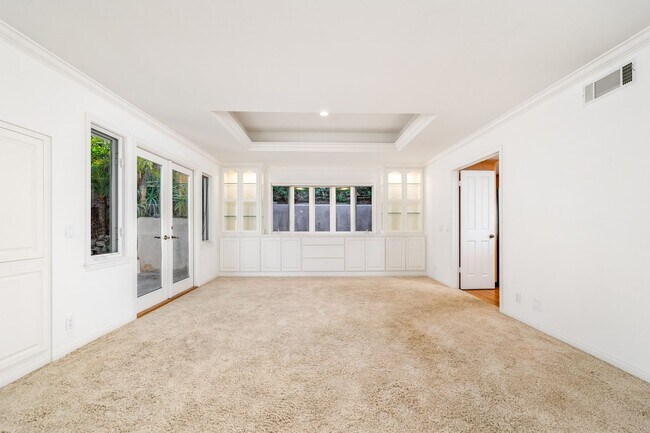 Building Photo - Spacious Two-Story 5 BD/3 BA Home in Desirable East Bluff Neighborhood