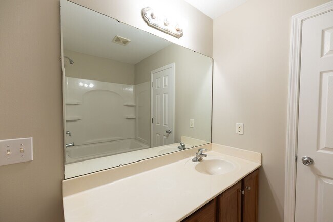Building Photo - 121 Goldfinch Ave
