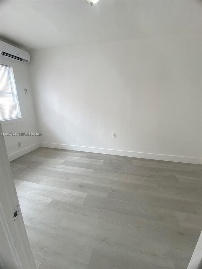 Building Photo - 1552 SW 2nd St