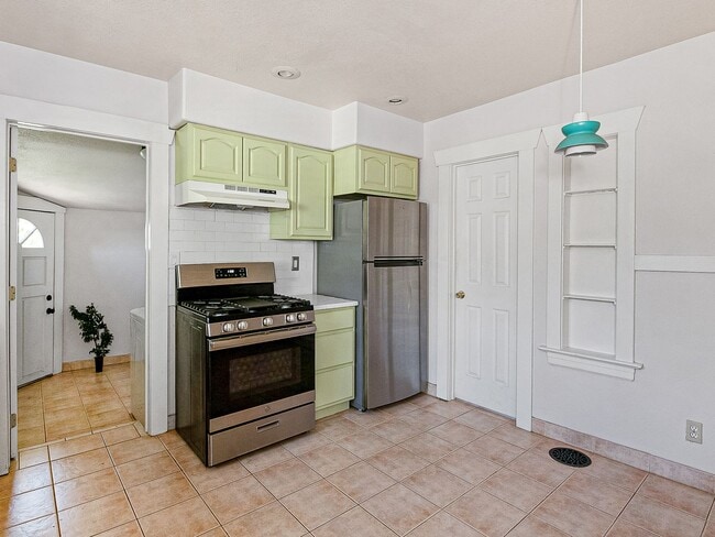 Building Photo - Adorable, vintage 1924 2-bdrm/1-bath w/ fe...