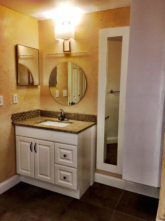 Building Photo - GOLF COURSE VIEW - FULLY UPGRADED WITH LAMINATE FLOORS & GRANITE COUNTERS