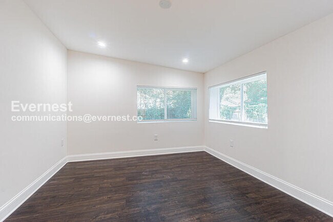 Building Photo - 3 Bed/2 Bath Home with Fenced Yard & Off-Street Parking / Pet-Friendly / Coming Soon!