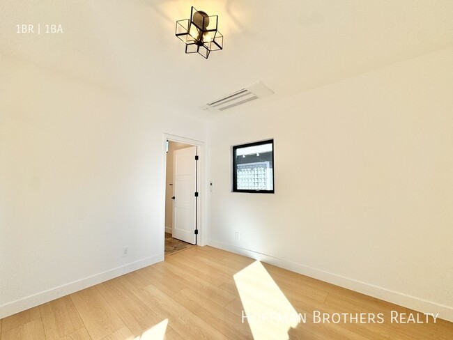 Building Photo - 2818 1/2 S Sycamore Ave-