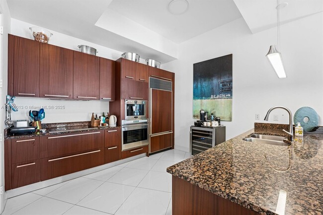 Building Photo - 15811 Collins Ave