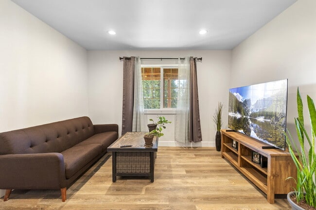 Building Photo - Beautiful, 5-Bedroom, Spacious, Damascus Home with Incredible Views