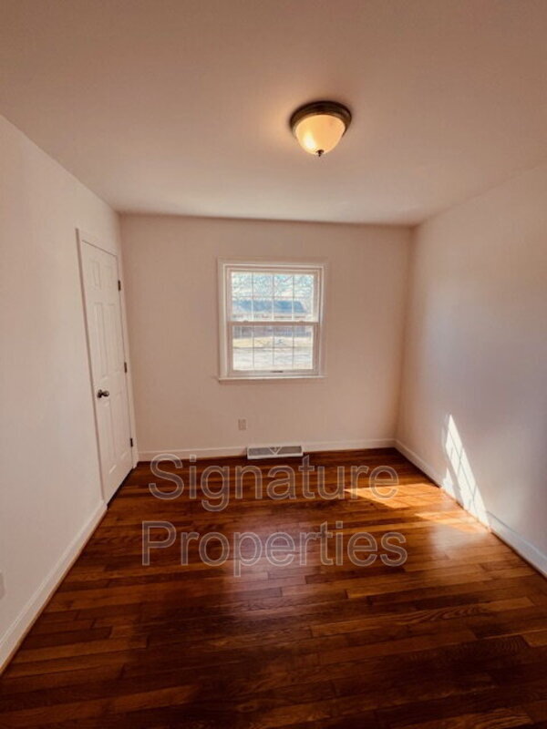 Building Photo - 211 Deerfield Dr