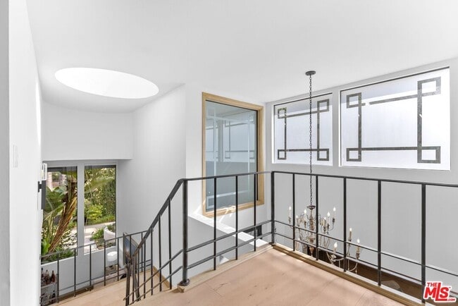 Building Photo - 605 N Hillcrest Rd