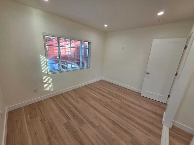 Building Photo - 2913 W Riverside Dr