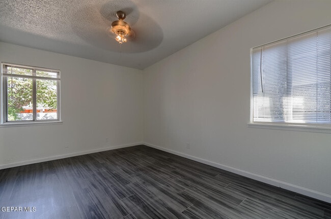 Building Photo - 10000 Jamaica St