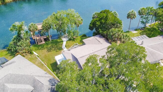 Building Photo - 1045 N Cres Dr