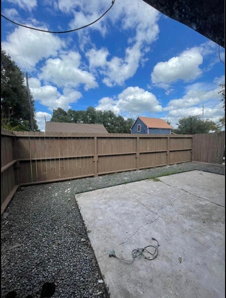 large patio - 1208 Houston St