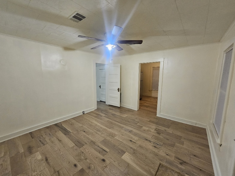 Building Photo - 321 W Elm St